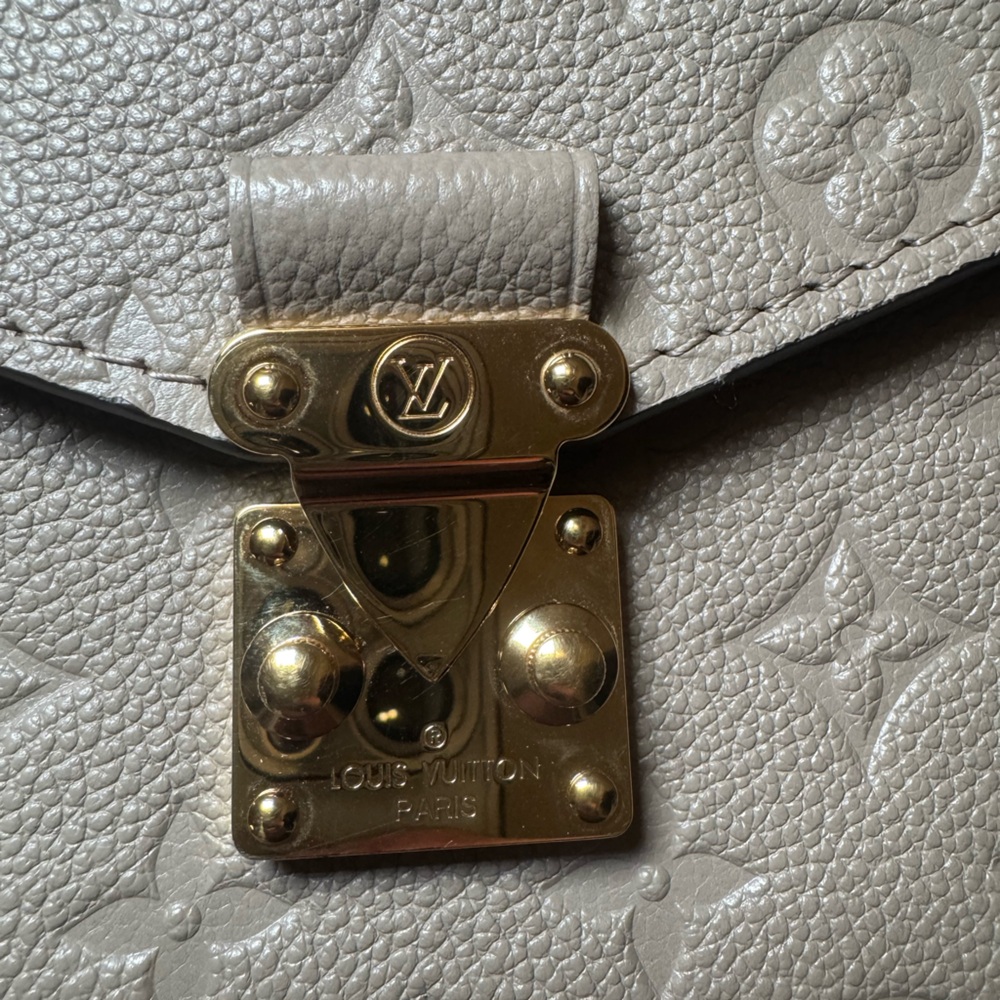 Louis Vuitton Pochette Metis in Turtledove - Picture 5 of 5